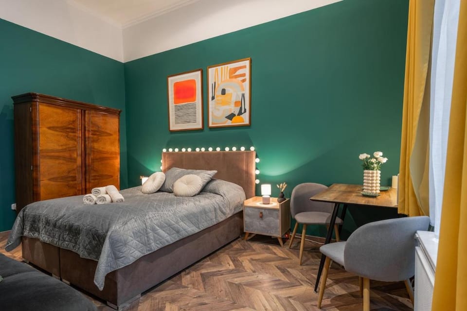 Bed, Living room, Photo of the whole room, Seating area, Bedroom