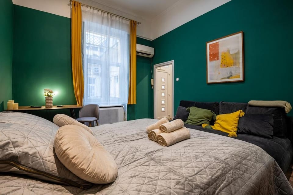 Bed, Photo of the whole room, Bedroom, towels