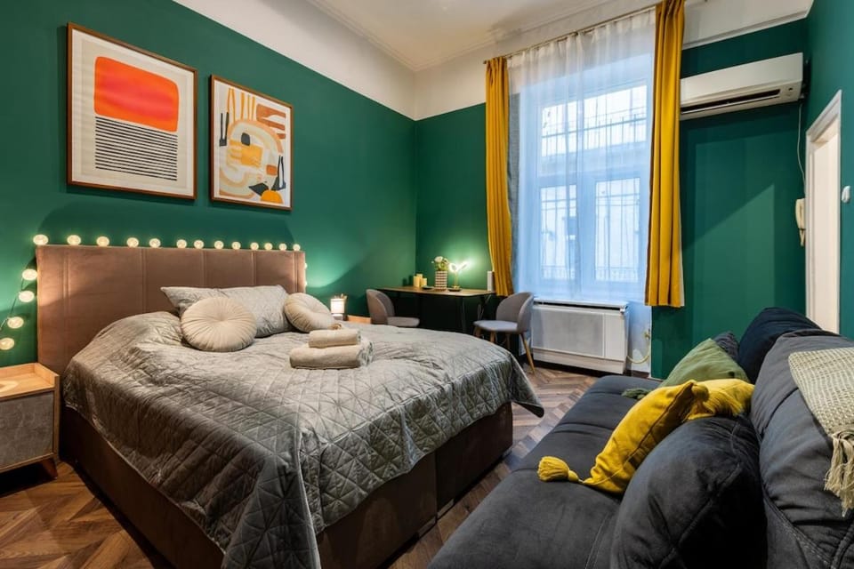 Bed, Living room, Photo of the whole room, Seating area, Bedroom, towels, air conditioner