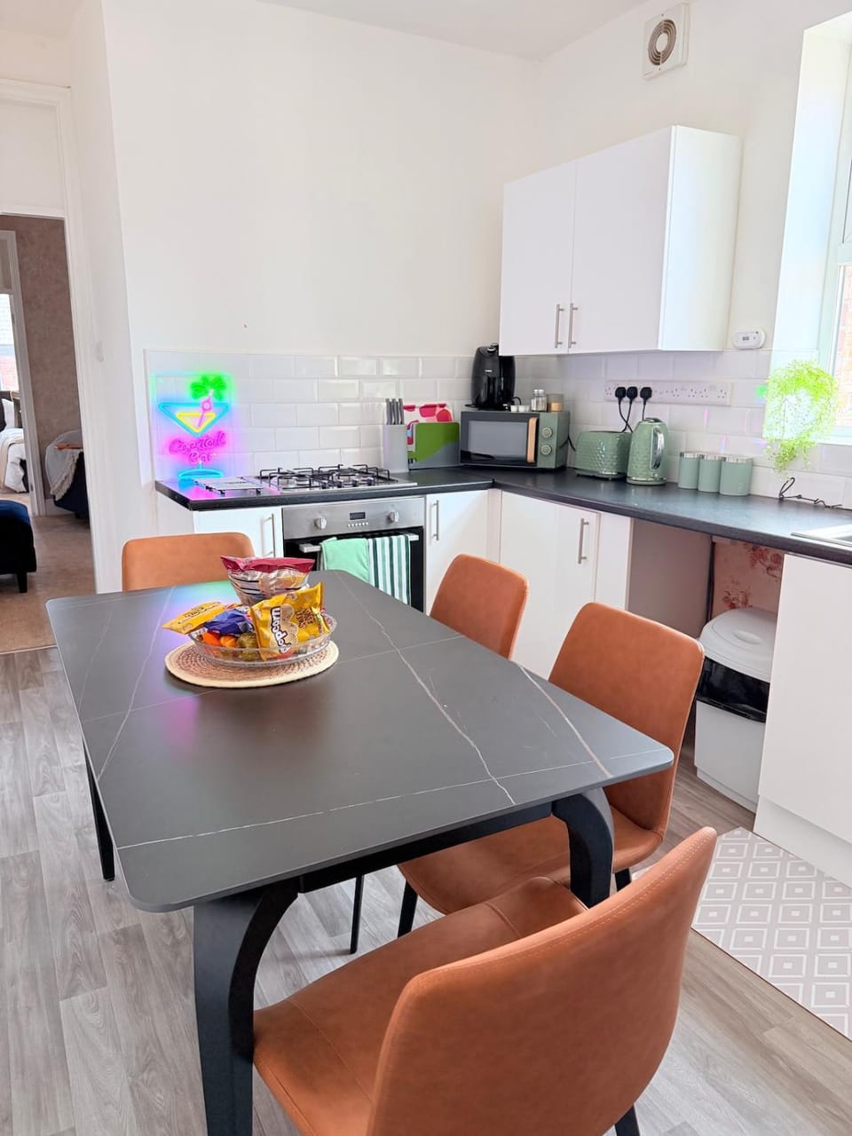 Coffee/tea facilities, Kitchen or kitchenette, Food and drinks, Seating area, Dining area, Food, oven, stove, toaster
