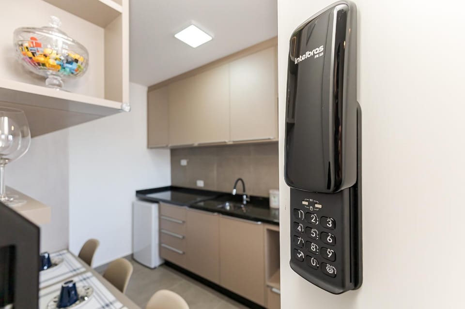 Apartamento 706 - Eixo · Apê Completo c/ Cama Queen, A/C e Wi-Fi Apartment in Curitiba