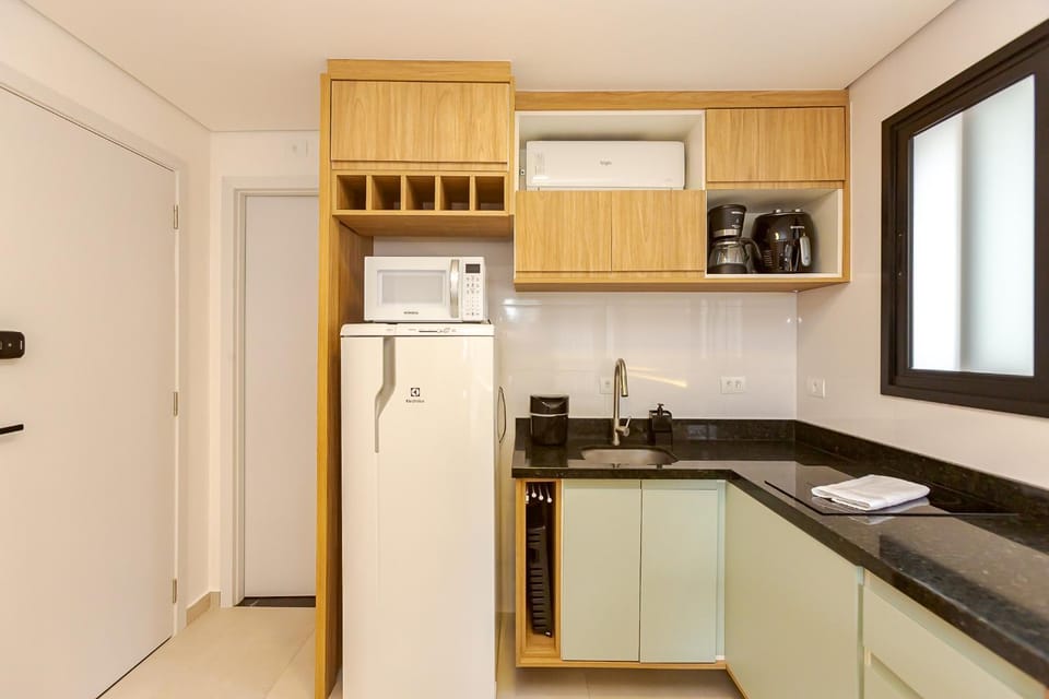 Kitchen or kitchenette, minibar, stove