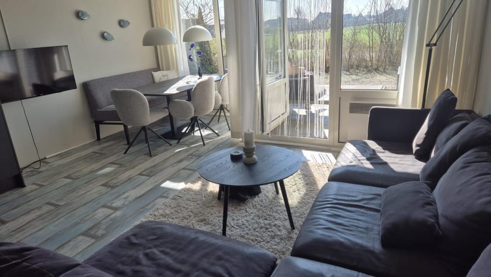 Duinzicht, ruim appartement met terras op de begane grond nabij strand Apartment in Friesland, Netherlands
