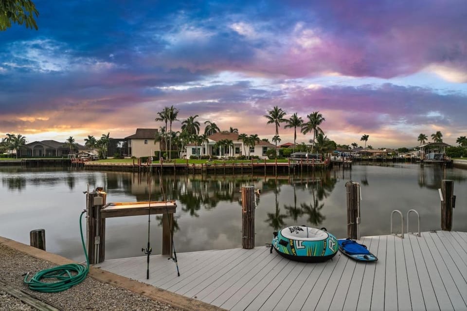 Casa Blanca - Waterfront Home, Private Dock, Heated Pool & Garage Villa in Marco Island