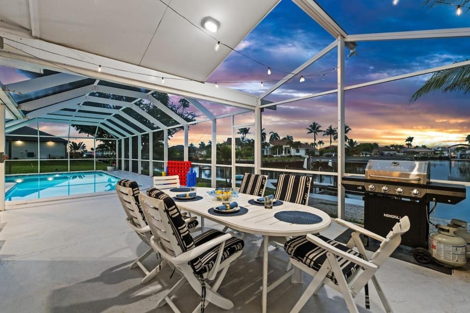 Casa Blanca - Waterfront Home, Private Dock, Heated Pool & Garage Villa in Marco Island