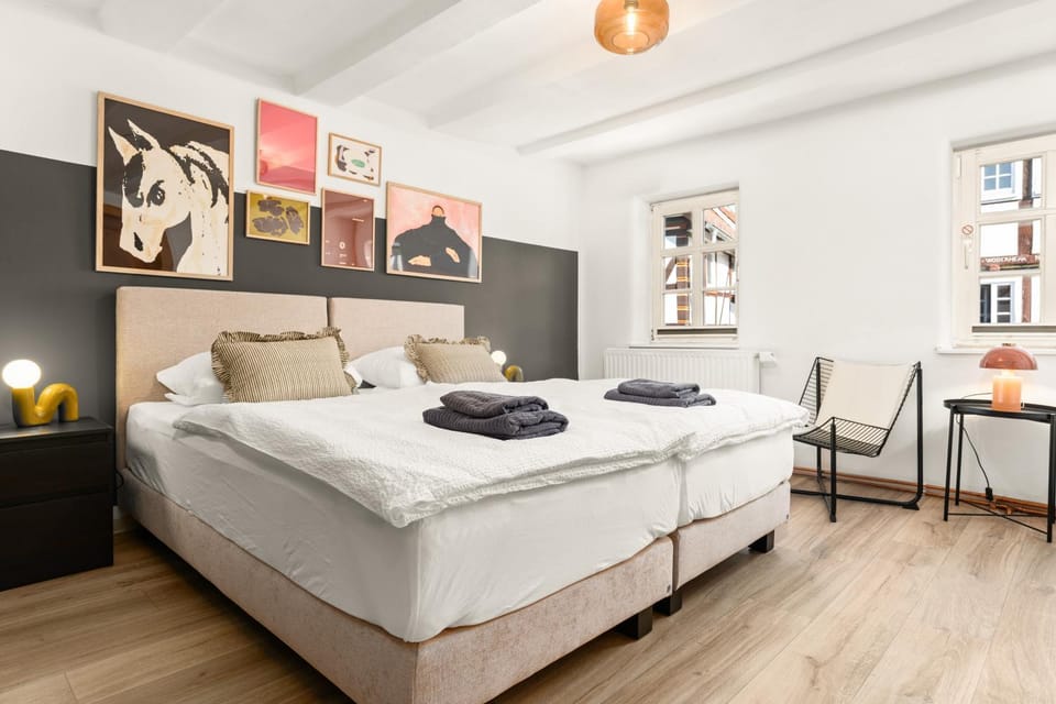 Bed, Photo of the whole room, Seating area, Bedroom, towels