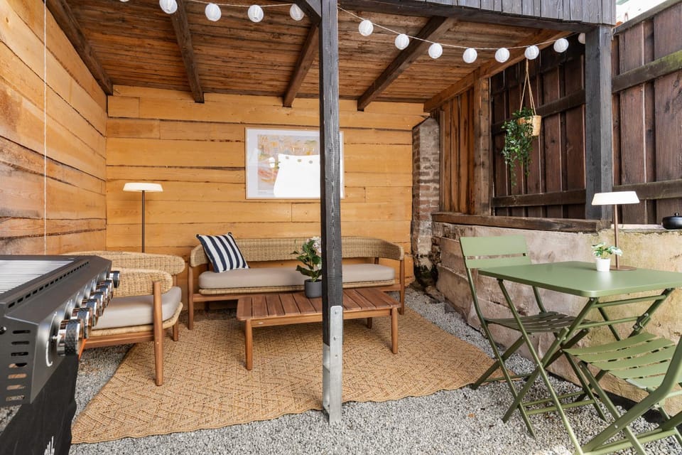 Patio, Day, BBQ facilities, Seating area, Dining area