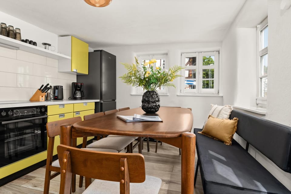 Kitchen or kitchenette, Seating area, Dining area, oven, stove