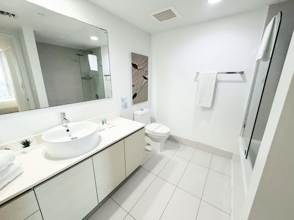High-Floor Apt with Intracoastal View Balcony Apartment in Hallandale Beach