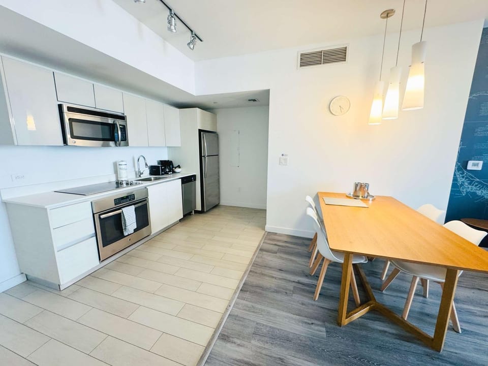 High-Floor Apt with Intracoastal View Balcony Apartment in Hallandale Beach