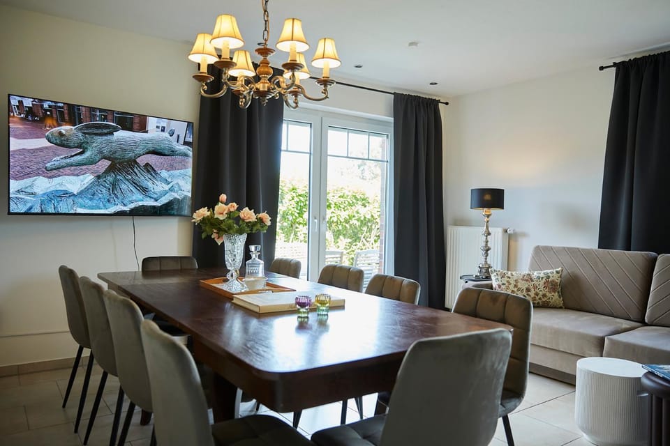 TV and multimedia, Living room, Seating area, Dining area