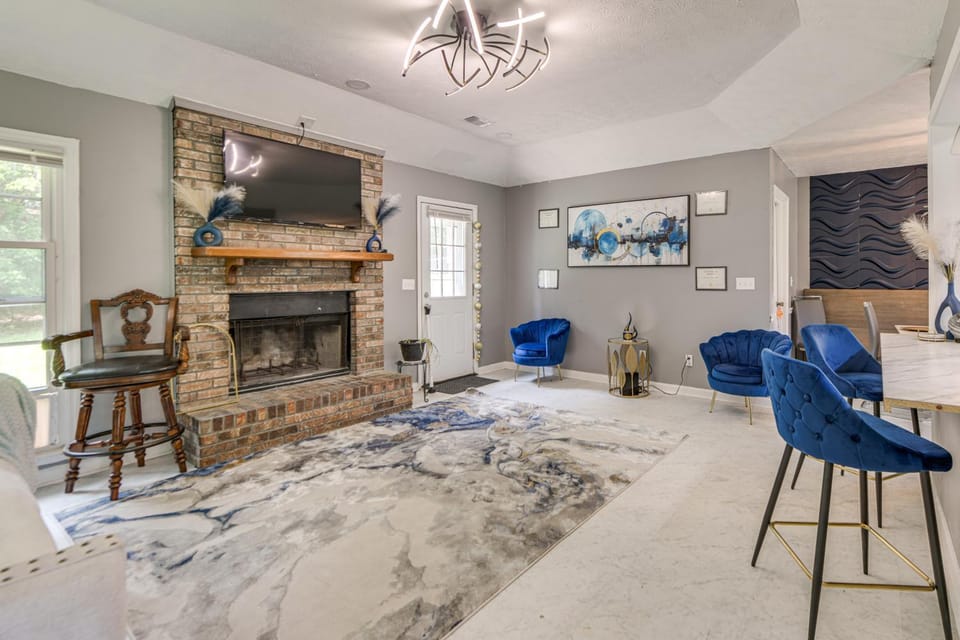 9 Mi to Uptown Columbus! Family Home w/ Yard House in Columbus