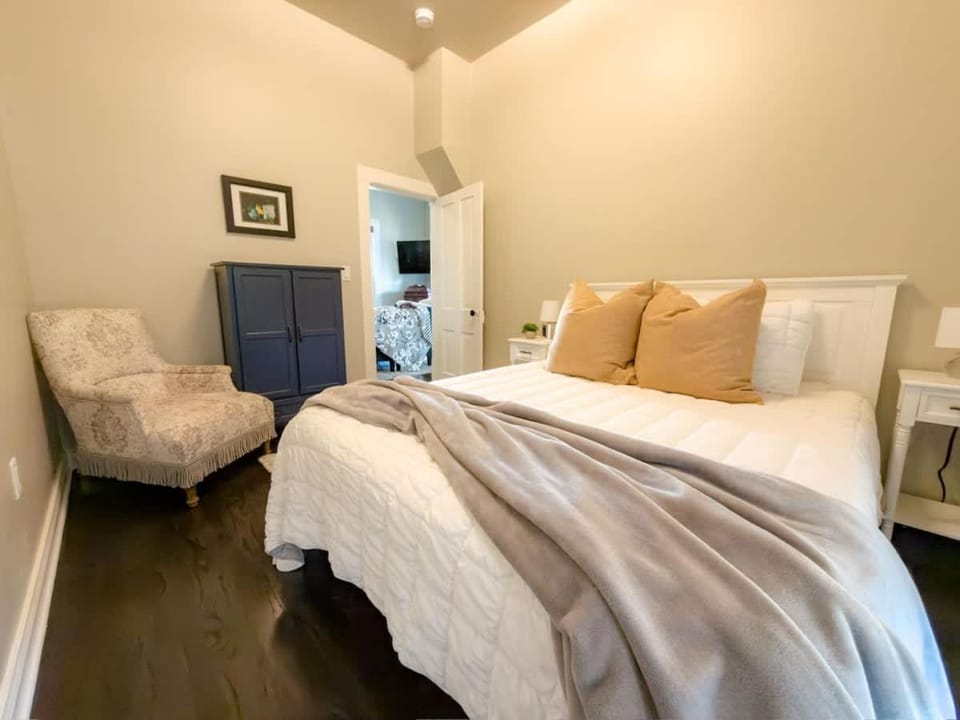 Charming Downtown Salida Home Fenced Yard & BBQ House in Salida