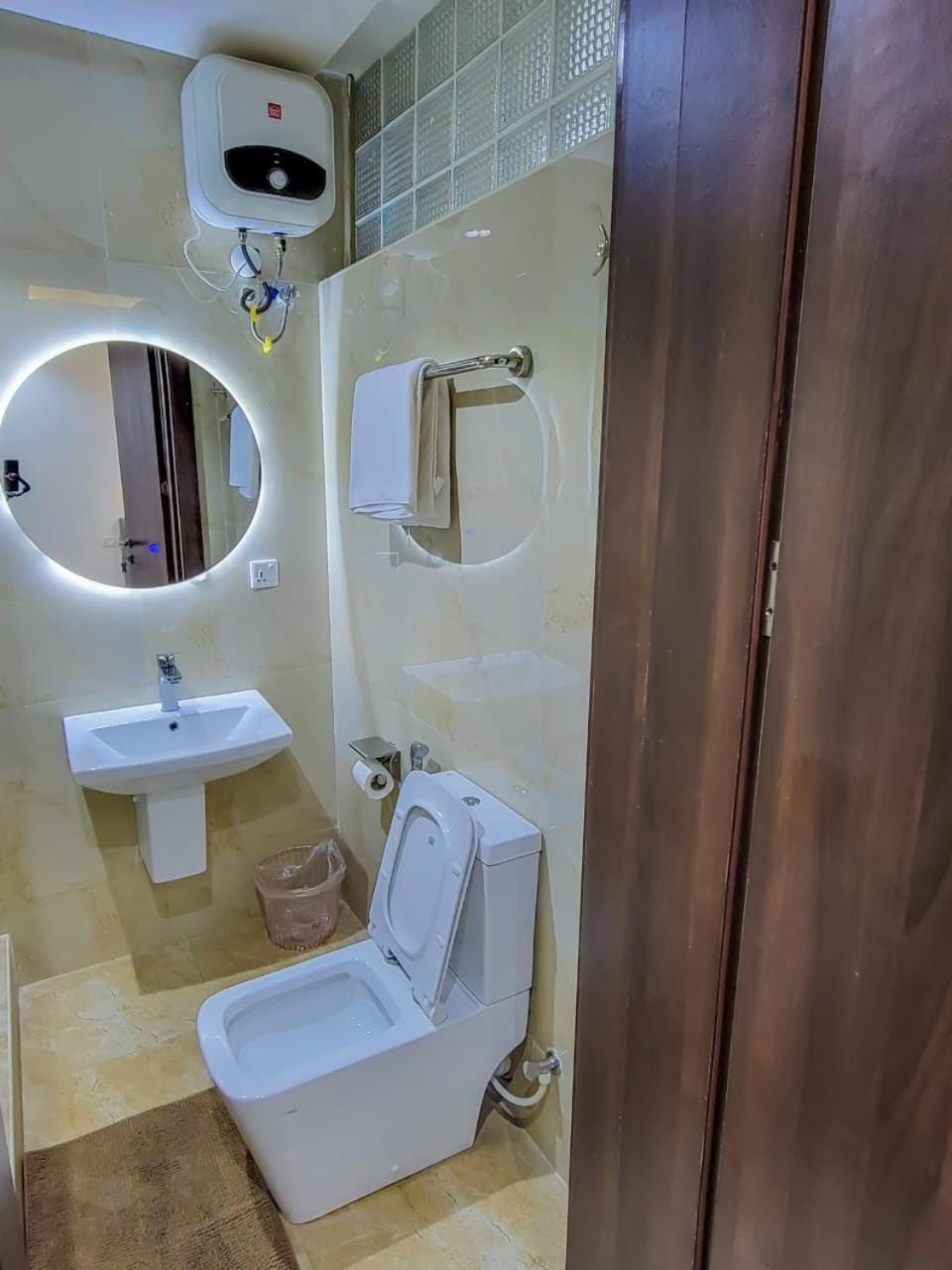 Shower, Toilet, Bathroom, towels