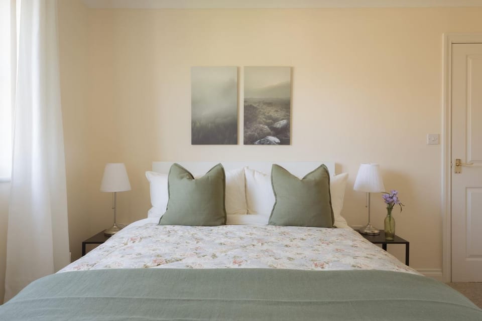 Modern Home nr Exeter Garden & Private Parking House in East Devon District