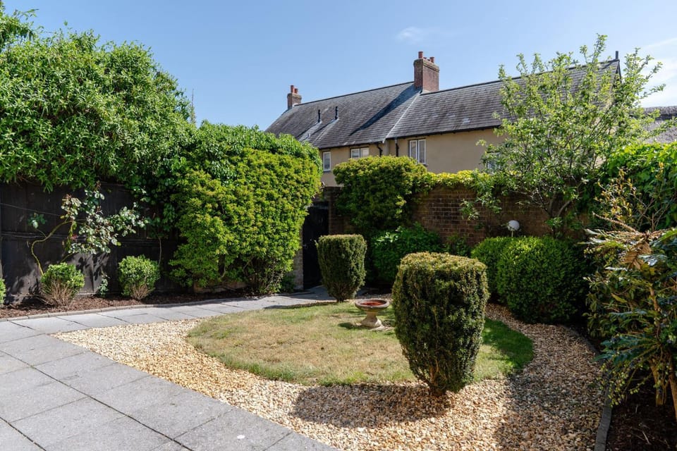 Modern Home nr Exeter Garden & Private Parking House in East Devon District