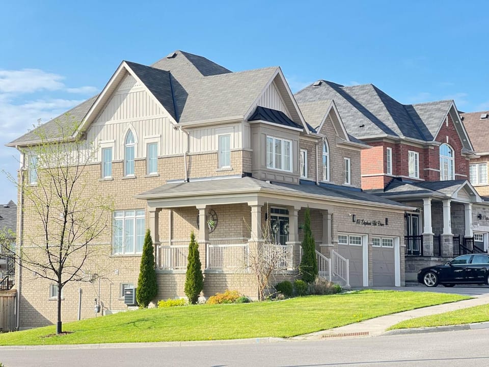 Relaxing 4-Bedroom Retreat in Bowmanville, Clarington House in Bowmanville