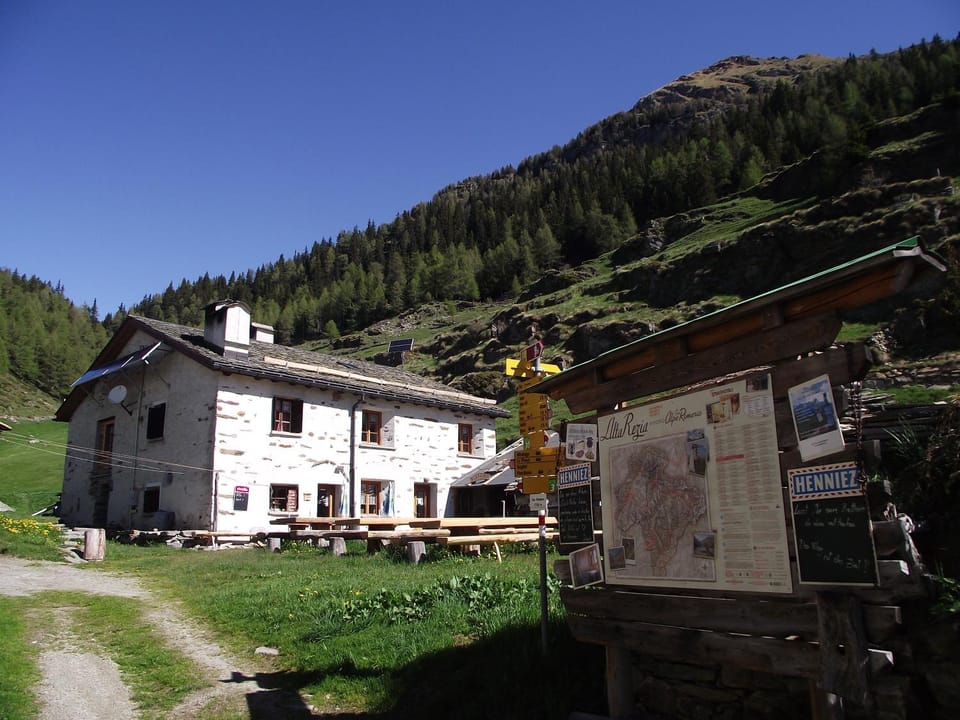 Restaurant/places to eat, Facade/entrance, Spring, Day, Balcony/Terrace, On site, Mountain view