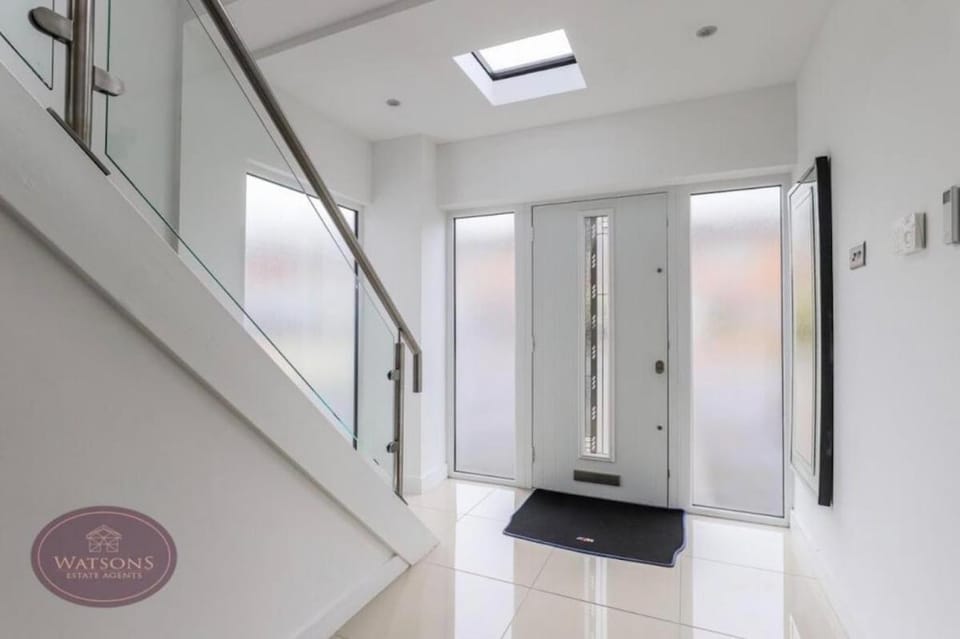 The White House 4 Bedroom, Two Reception Rooms, High Specification, Located 2 miles from jct 26 exit off the M1, Prime Location House in Nottingham