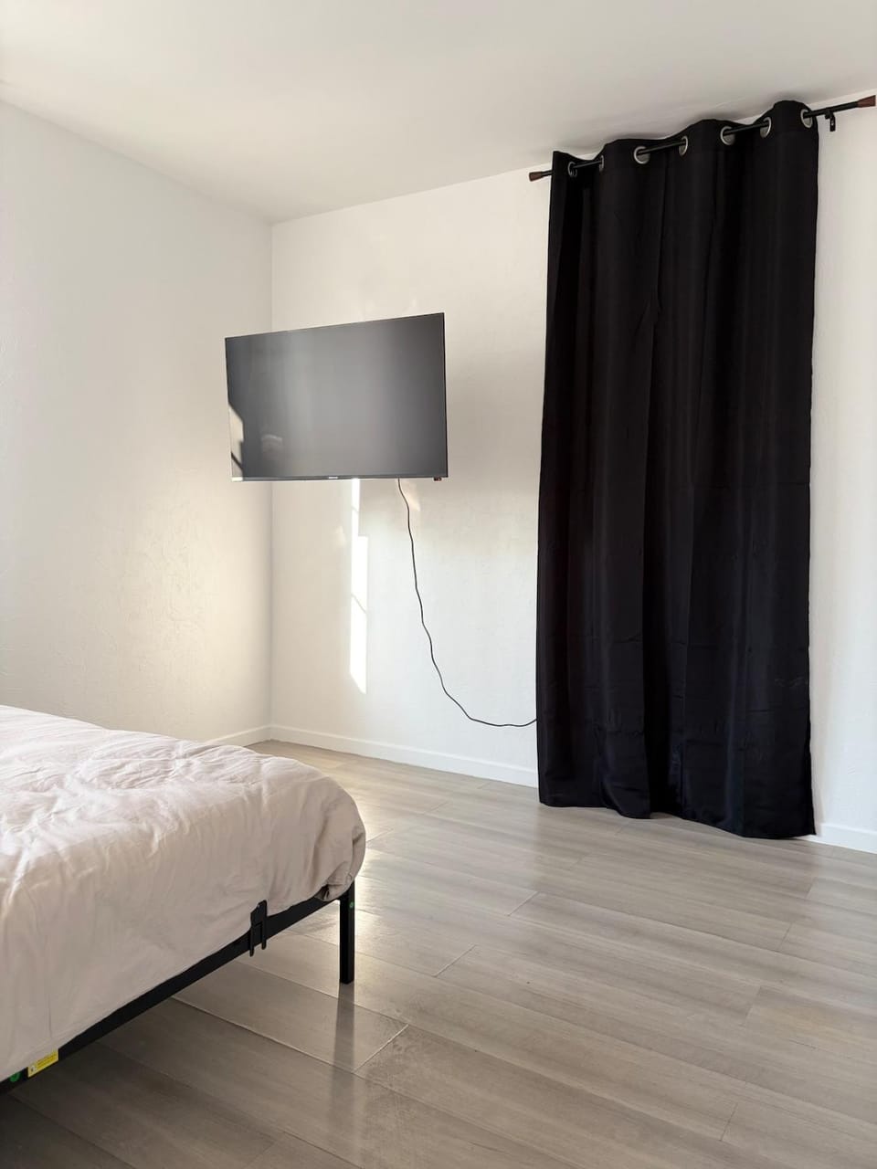 Bed, TV and multimedia, Bedroom
