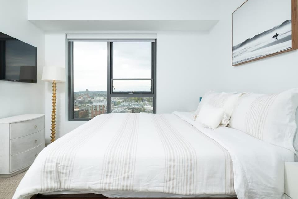 Central Upscale 2BR Condo wGym Office & Parking House in Cambridgeport