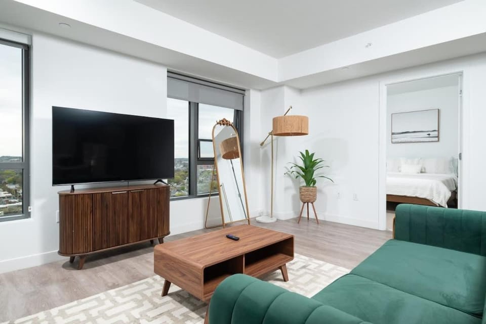 Central Upscale 2BR Condo wGym Office & Parking House in Cambridgeport