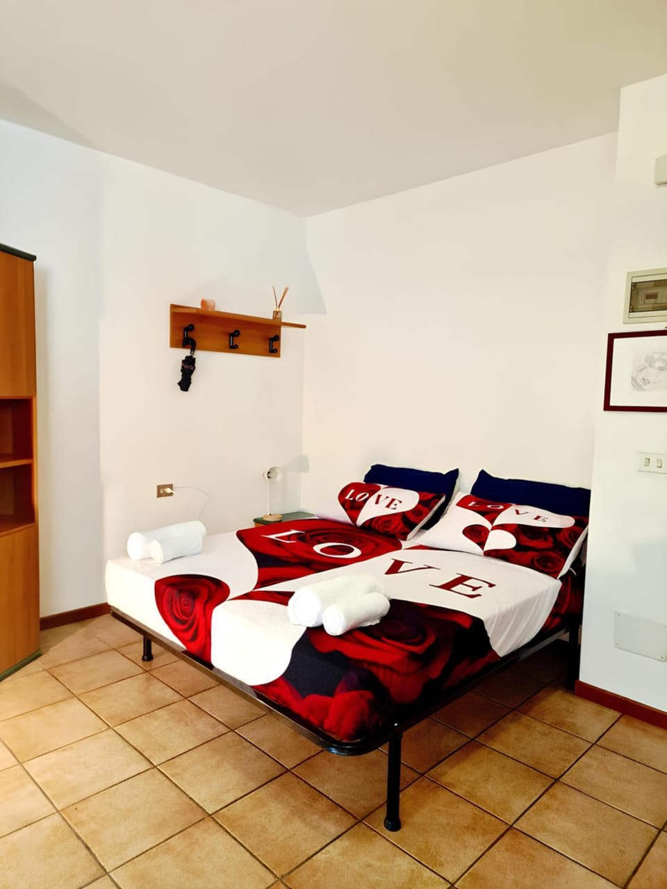 Bed, Photo of the whole room, Bedroom, towels