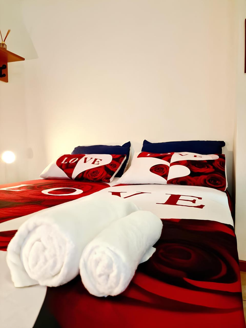 Bed, Photo of the whole room, Bedroom, towels