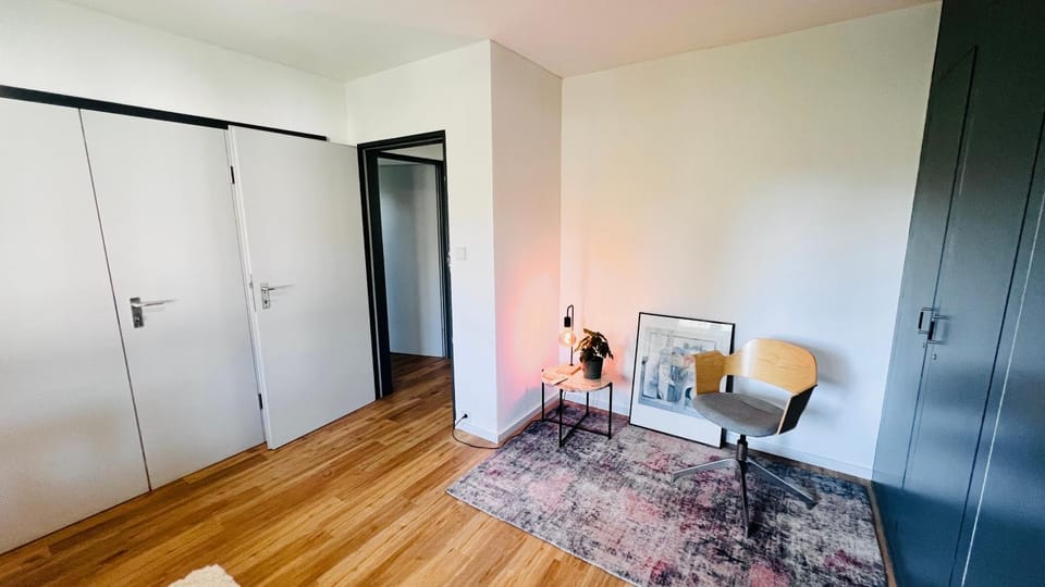 Seating area, Bedroom, Family, wardrobe