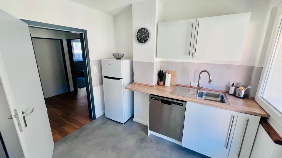 Kitchen or kitchenette, dishwasher