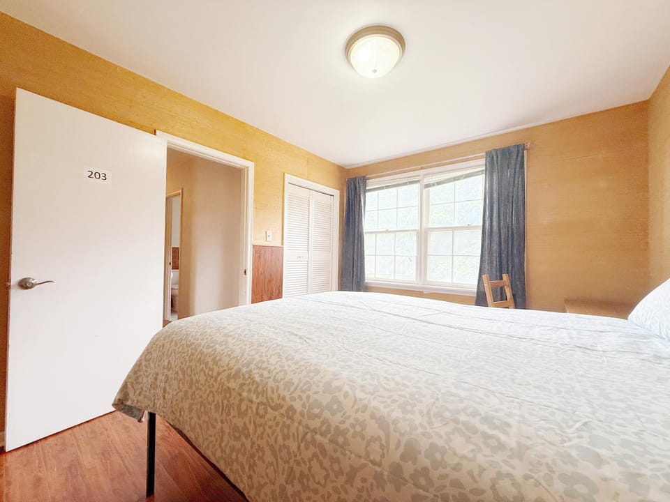 Quiet Queen Bedroom near Steeles Bayview Bed and Breakfast in Markham