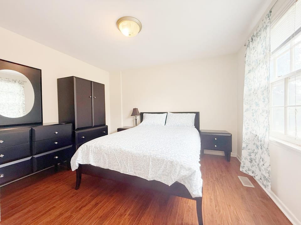 Quiet Queen Bedroom near Steeles Bayview Bed and Breakfast in Markham