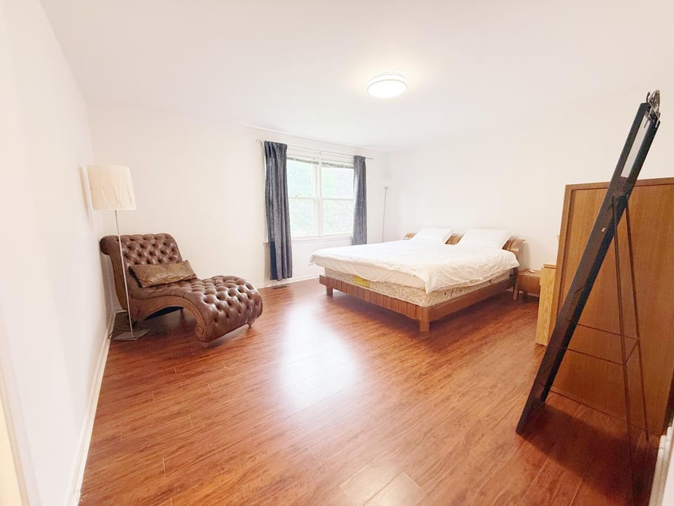 Quiet Queen Bedroom near Steeles Bayview Bed and Breakfast in Markham