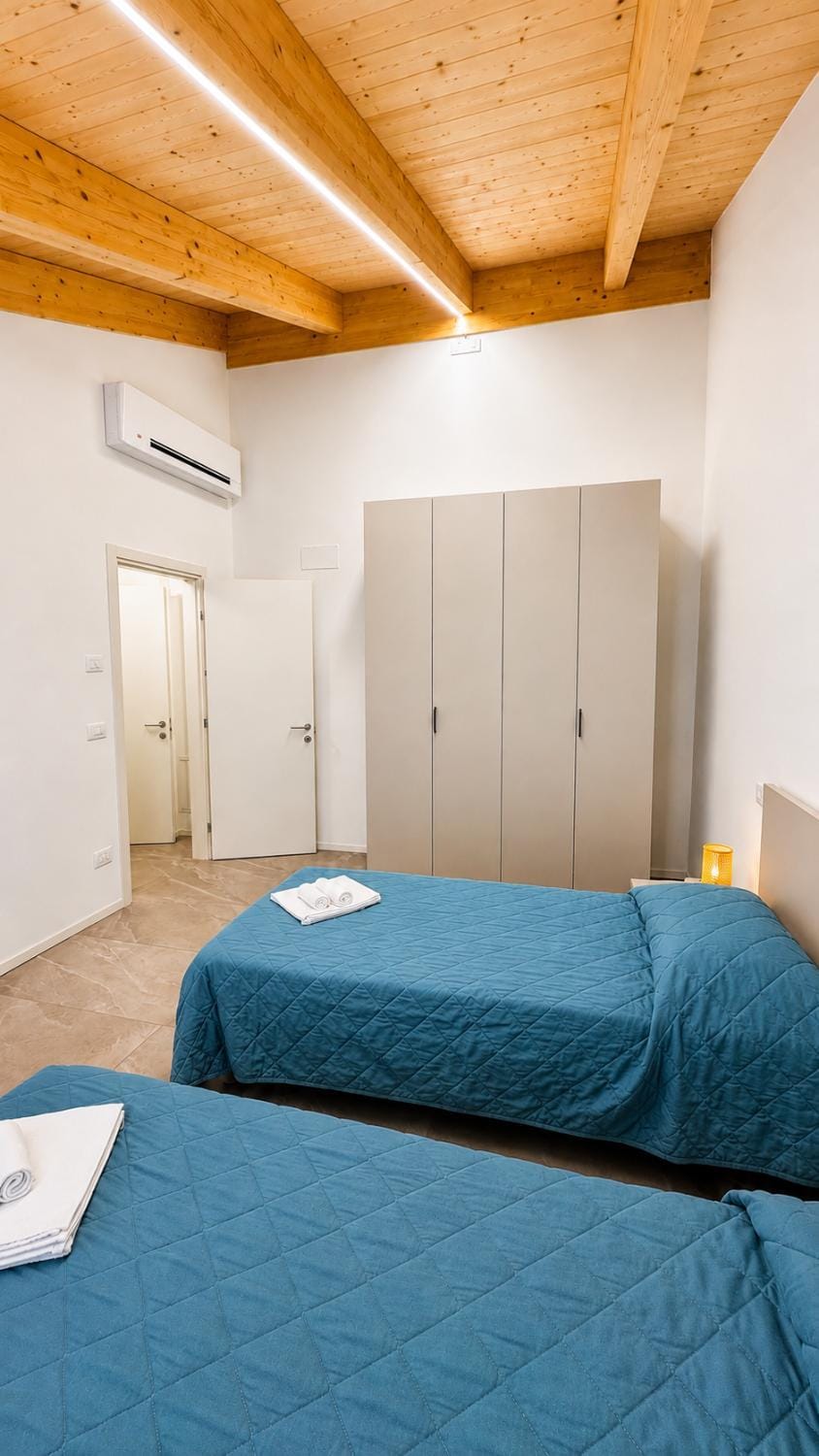 Bed, Photo of the whole room, Bedroom, air conditioner