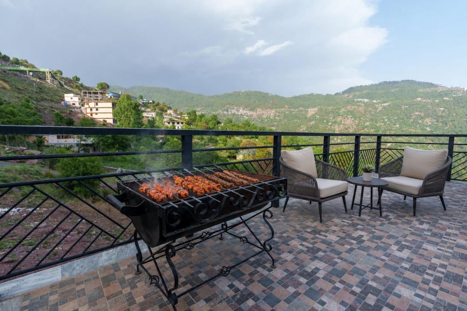 Patio, Day, Natural landscape, BBQ facilities, View (from property/room), Balcony/Terrace, Living room, Seating area, Dining area, Mountain view