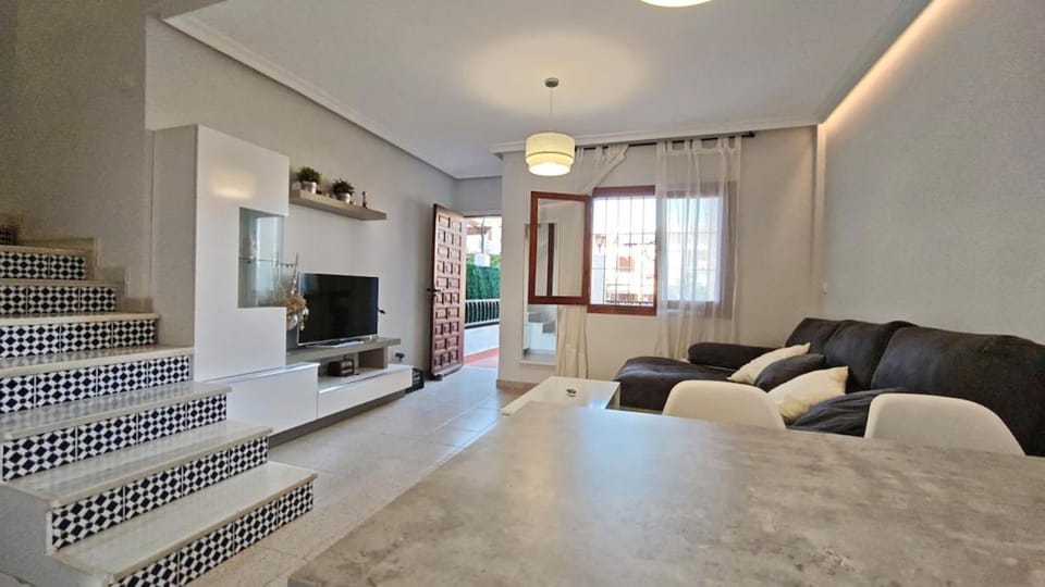 TV and multimedia, Living room, Seating area, Dining area