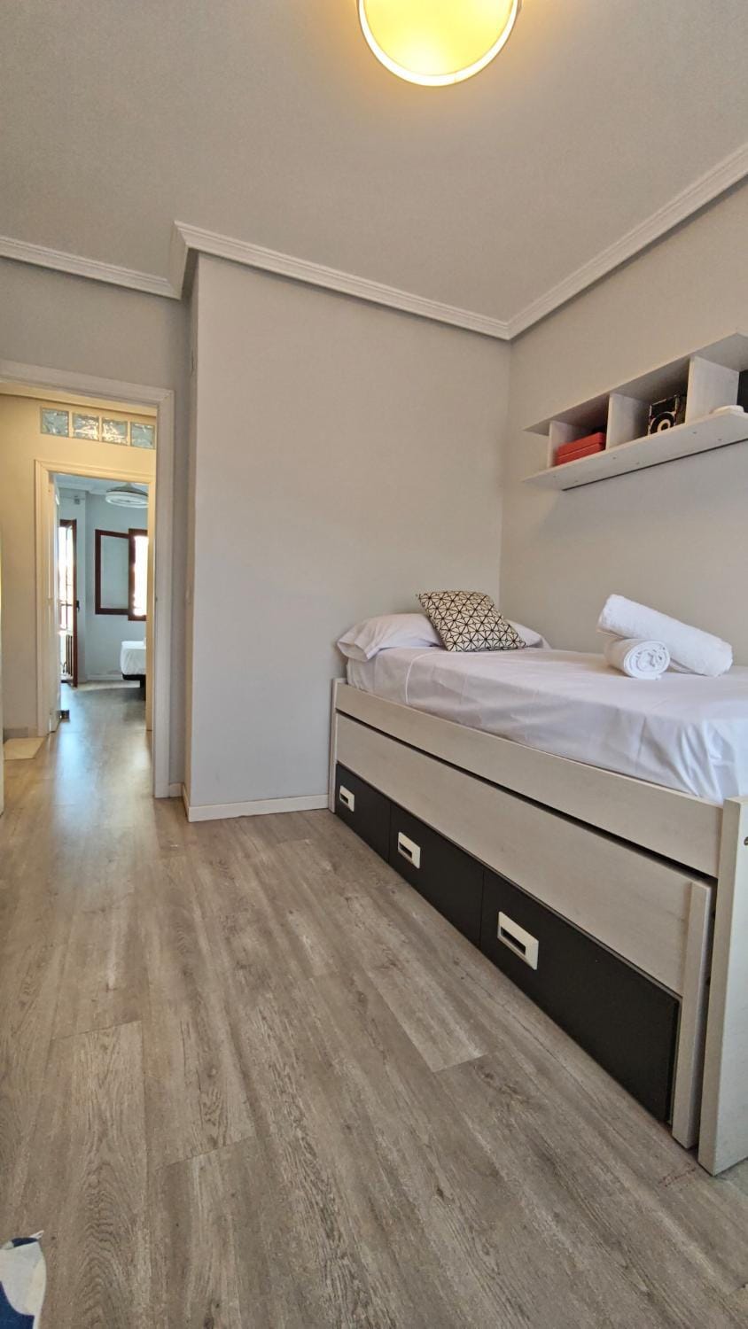 Bed, Photo of the whole room, Bedroom, towels