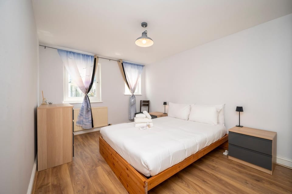 Bed, Other, Photo of the whole room, Bedroom, towels
