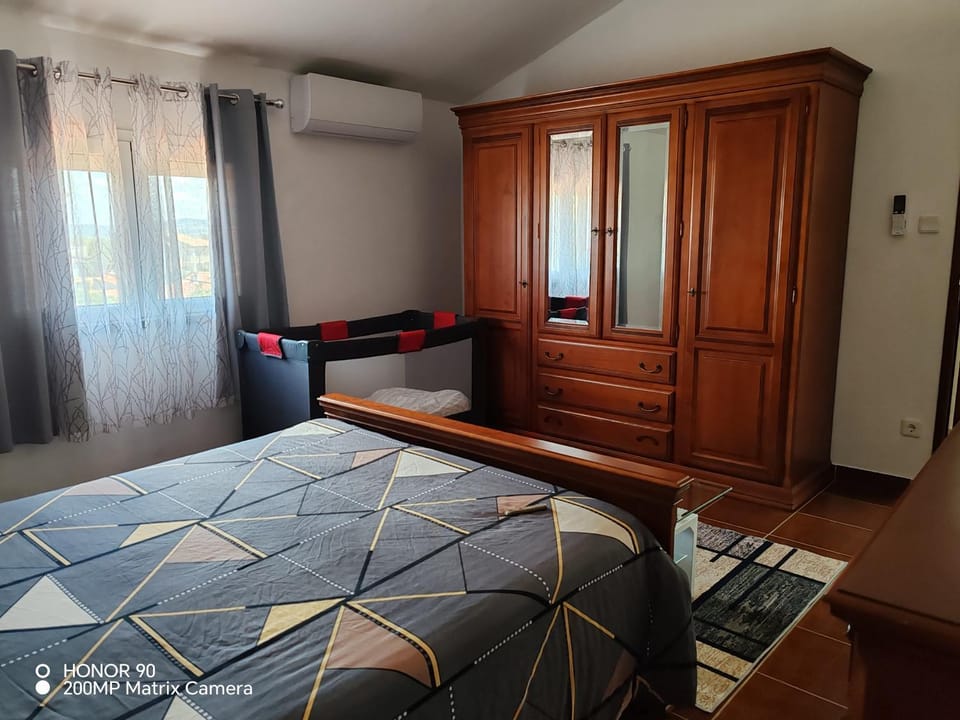 Bed, Bedroom, wardrobe, air conditioner