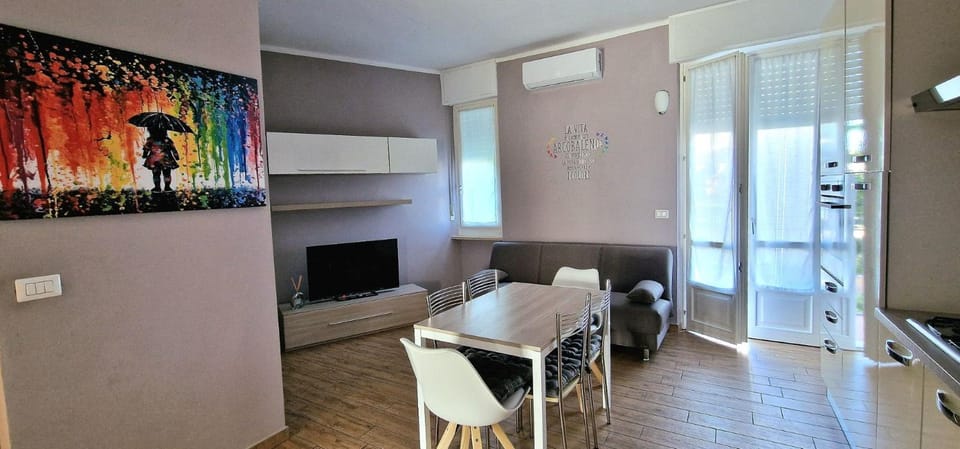 TV and multimedia, Kitchen or kitchenette, Living room, Seating area, Dining area