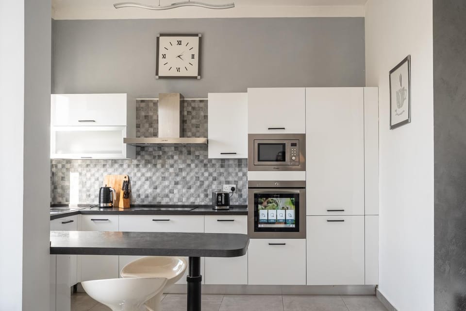 Coffee/tea facilities, Kitchen or kitchenette, oven, stove, toaster