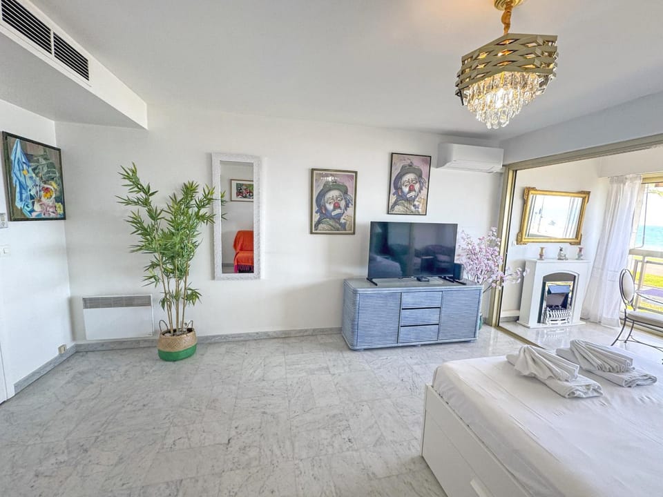 Communal lounge/ TV room, Living room