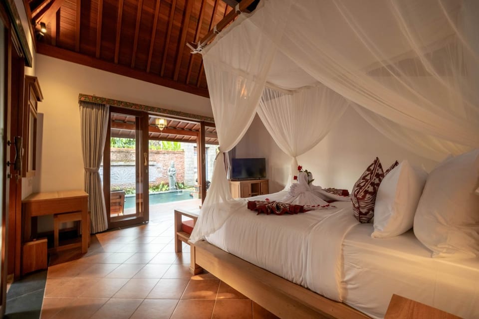 Bed, TV and multimedia, Living room, Photo of the whole room, Seating area, Bedroom