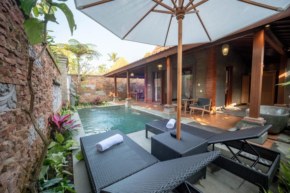 Patio, Day, Natural landscape, Garden, Hot Tub, Living room, Seating area, Garden view, Pool view, Swimming pool, sunbed