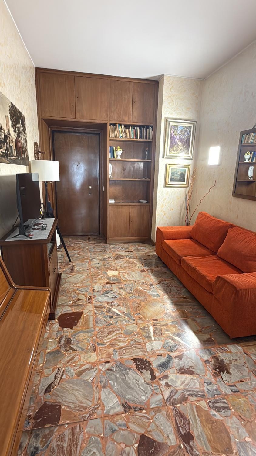 Spacious and bright three-room apartment 10 minutes from Milan- spazioso e luminoso 3 locali a 10 min da Milano Apartment in Lombardy