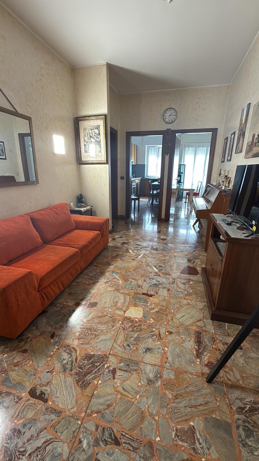 Spacious and bright three-room apartment 10 minutes from Milan- spazioso e luminoso 3 locali a 10 min da Milano Apartment in Lombardy