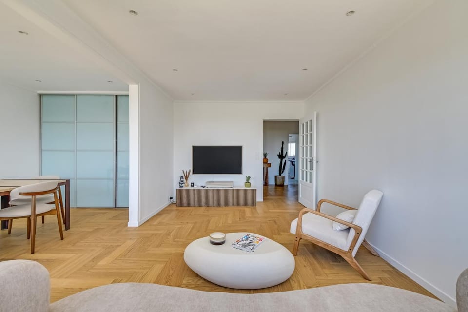 TV and multimedia, Living room, Seating area, Dining area