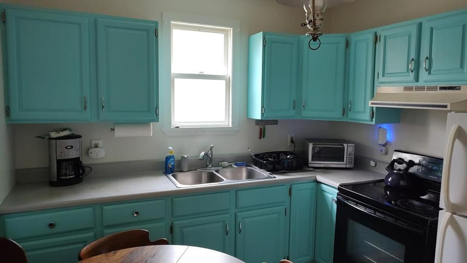 Walk to Lake Huron, Near Mackinac Ferry, Central AC House in Saint Ignace
