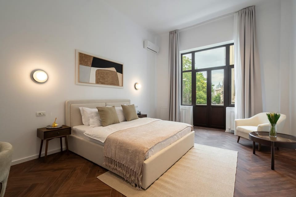 Bed, Photo of the whole room, Seating area, Bedroom, air conditioner
