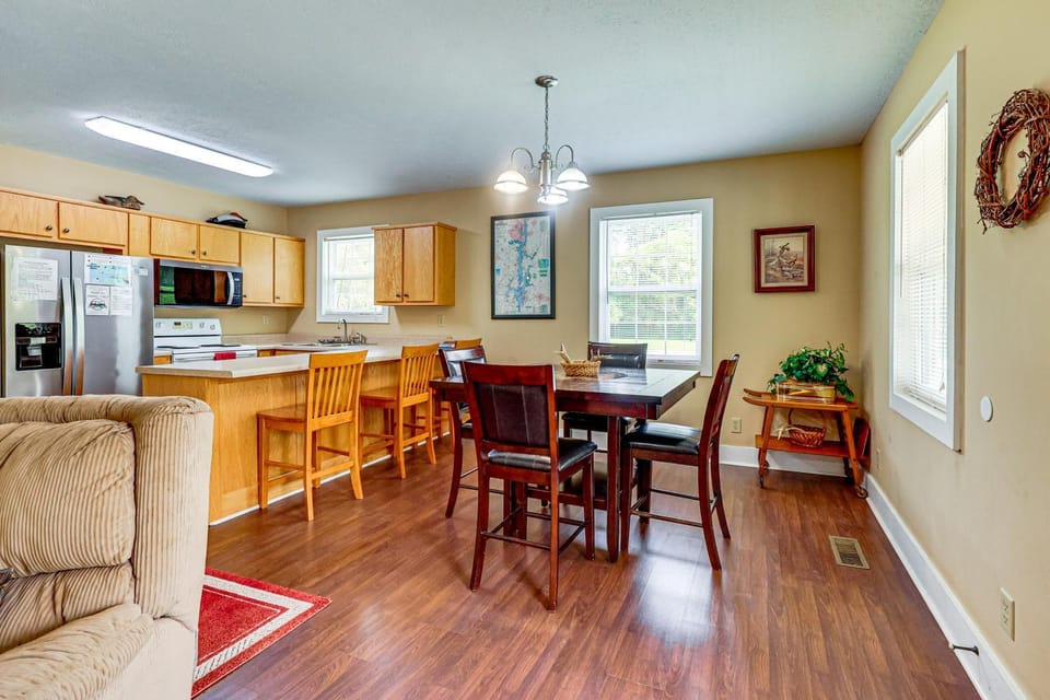 The Hunter's Retreat at Kudzu Cove Cabins Resort Cabin in Guntersville Lake